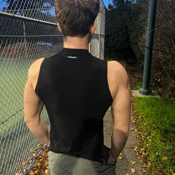 ALPHALETE MEN SLEEVELESS SPLIT END TANK TOP VEST T SHIRT ALL BLACK WORKOUT SPORT - Picture 5 of 16